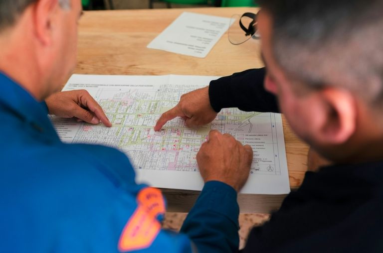 Dos personas revisando un documento
