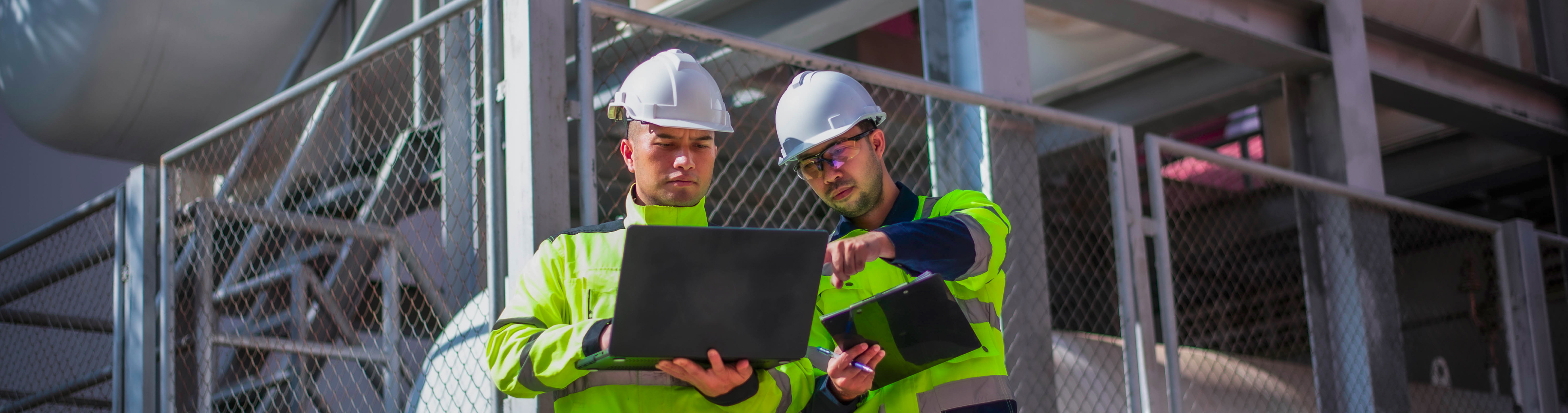 Dos trabajadores haciendo comprobaciones en la obra
